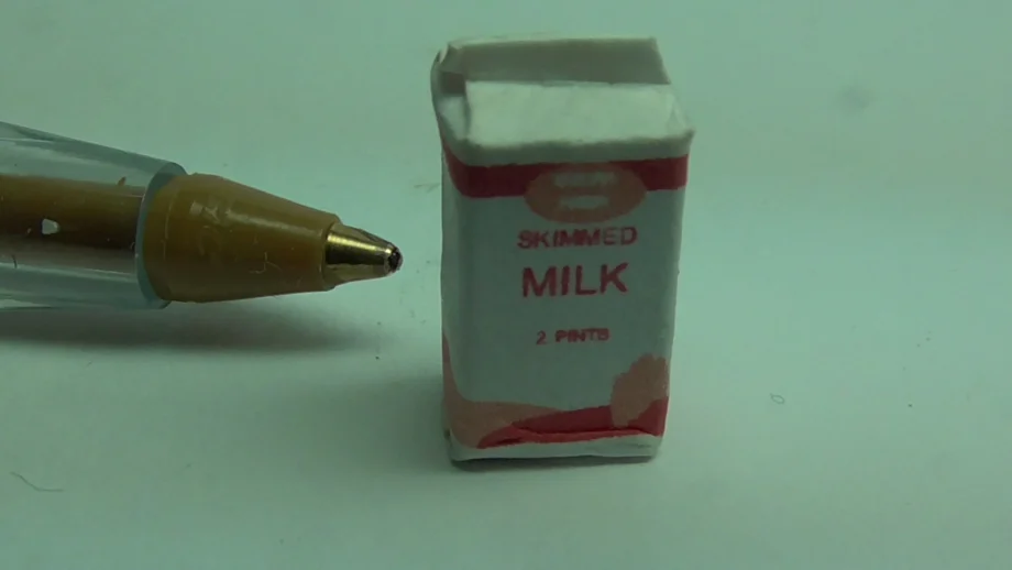 Carton of Skimmed Milk (Red)