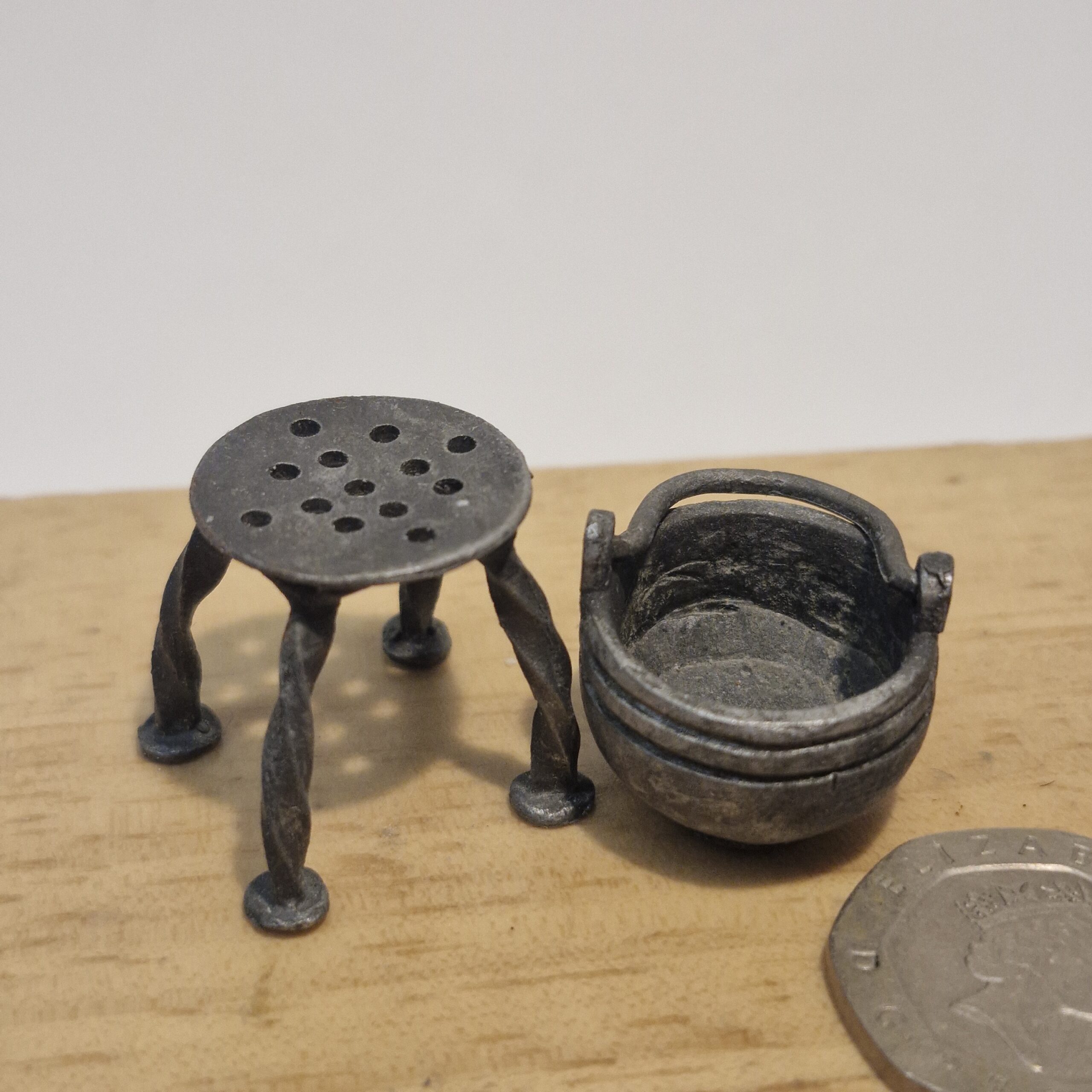12th scale Dolls House Quality Small Cauldron on Stand Metal RB04