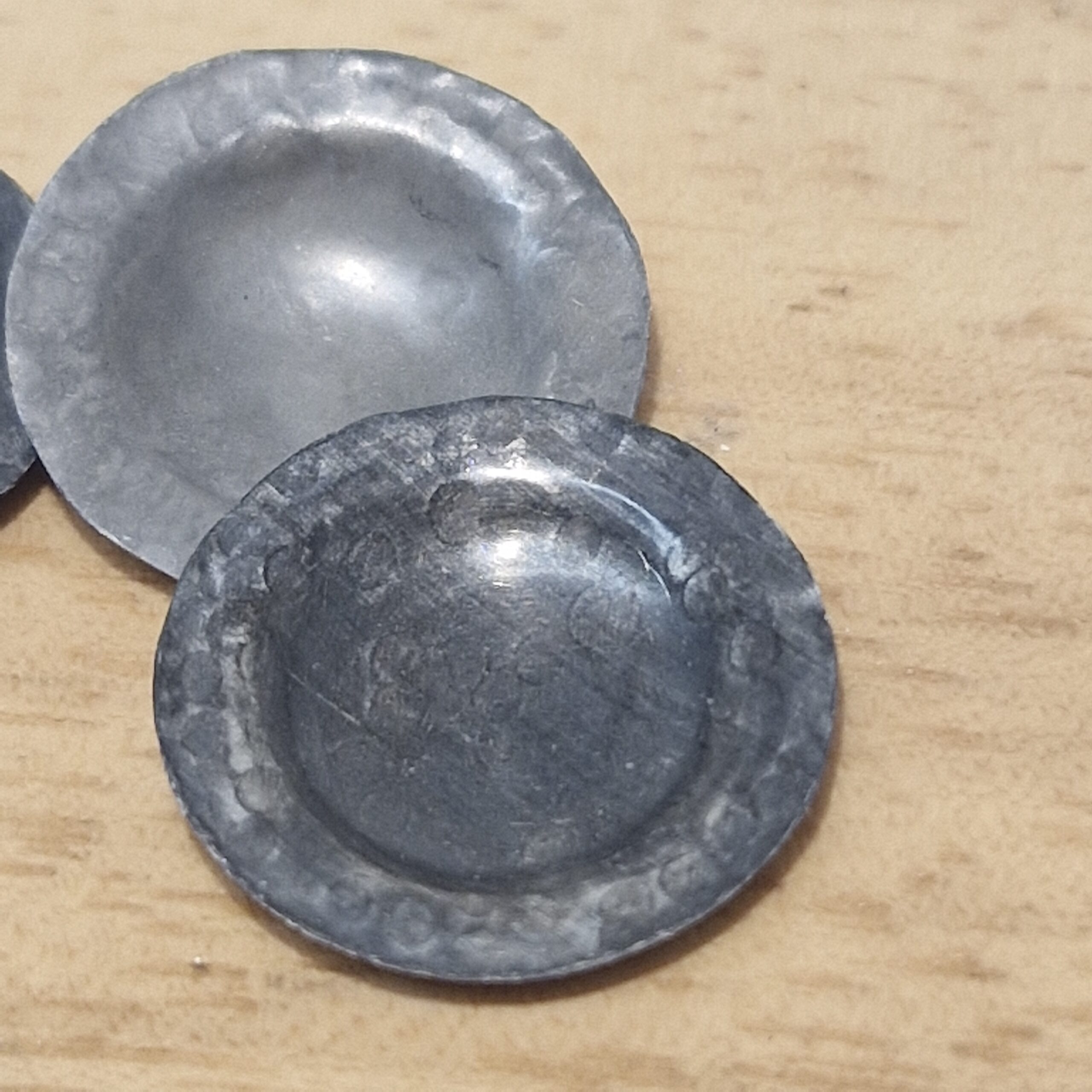 12th scale Dolls House miniatures set of 6 Metal Plates medieval RB14