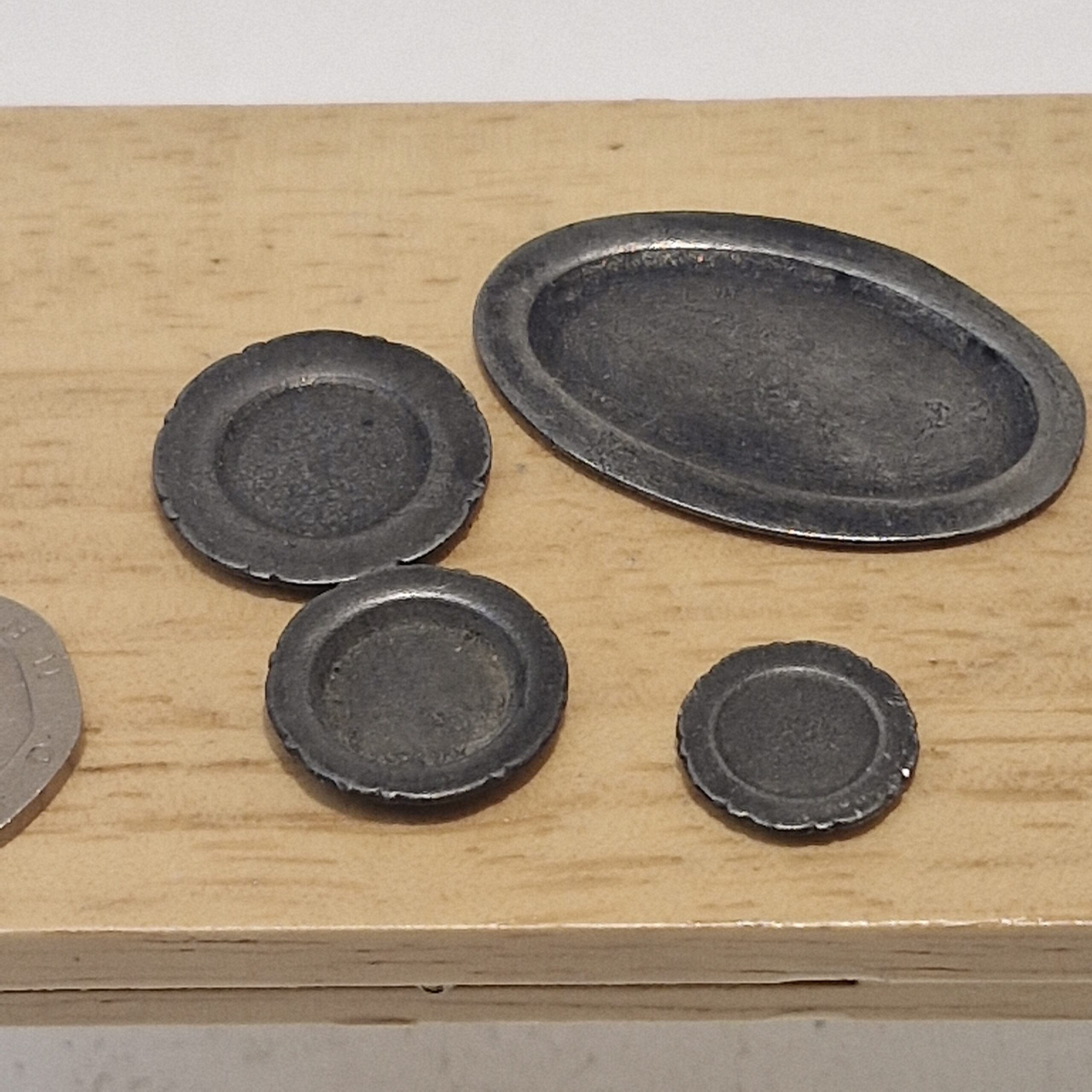 12th scale Dolls House Set of 4 Metal Plates Medieval RB15