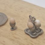 12th scale Dolls House Miniature  Egg Cup Holder with Eggs RD19