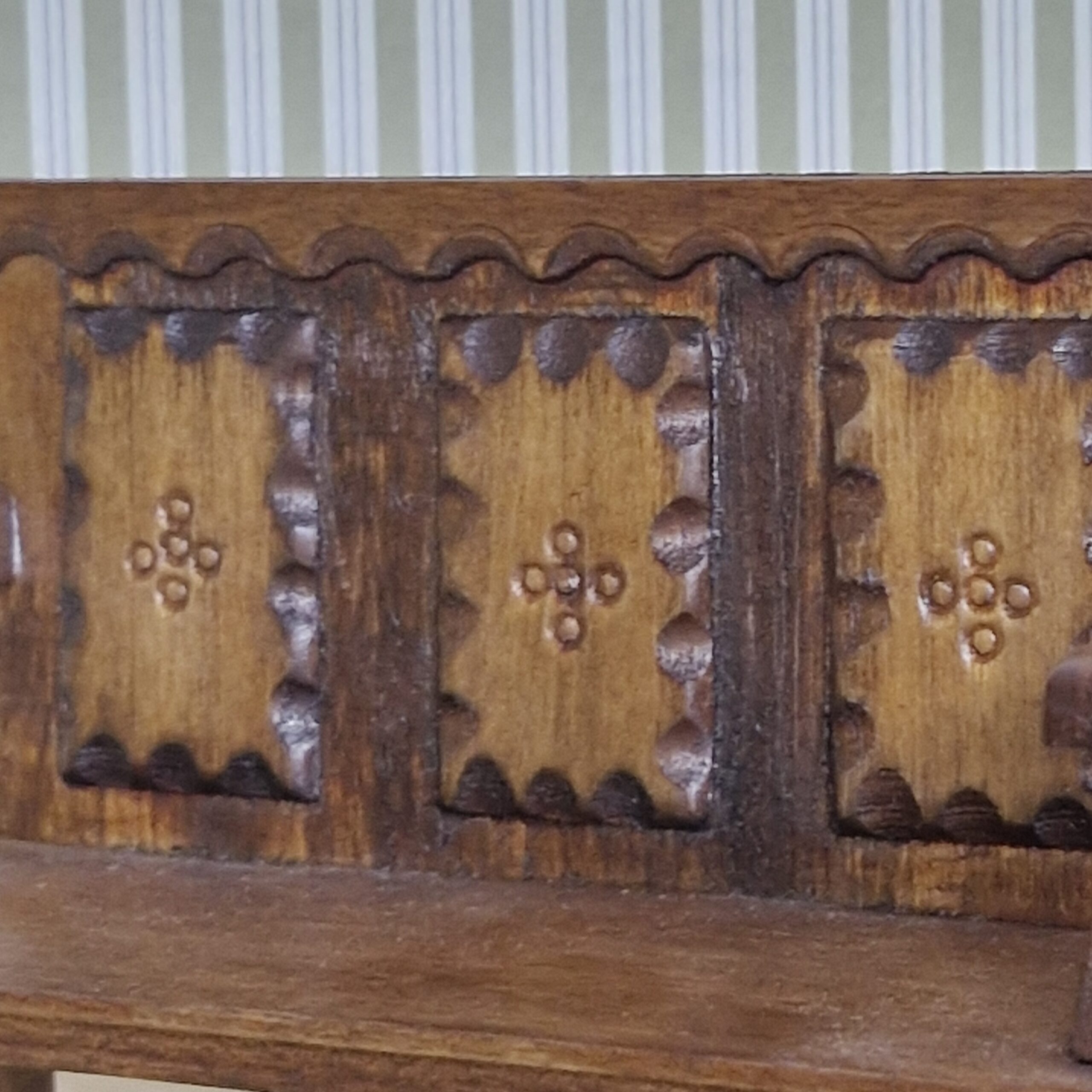 1:12th Scale, Dolls House, Furniture, Settle . Artisan Made QU02