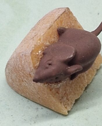 1/12th scale Doll House, Small Mouse on Cheese  British made   AHE28