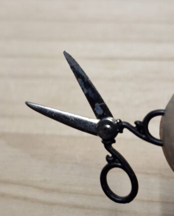 1/12th scale Doll House, Black handle Scissors British made AHE27