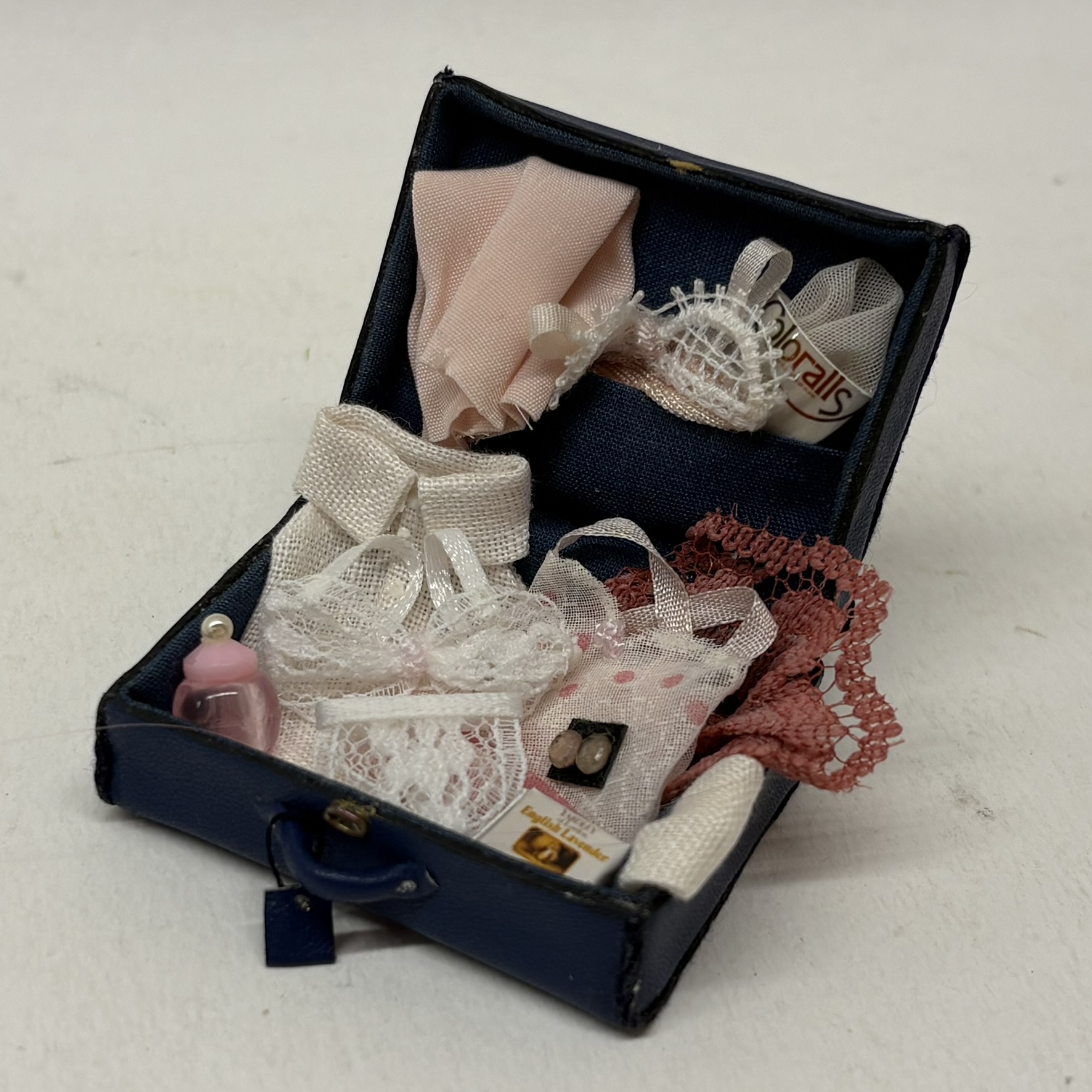 1:12th Scale Dolls House Accessories- Woman's Suitcase, RF05