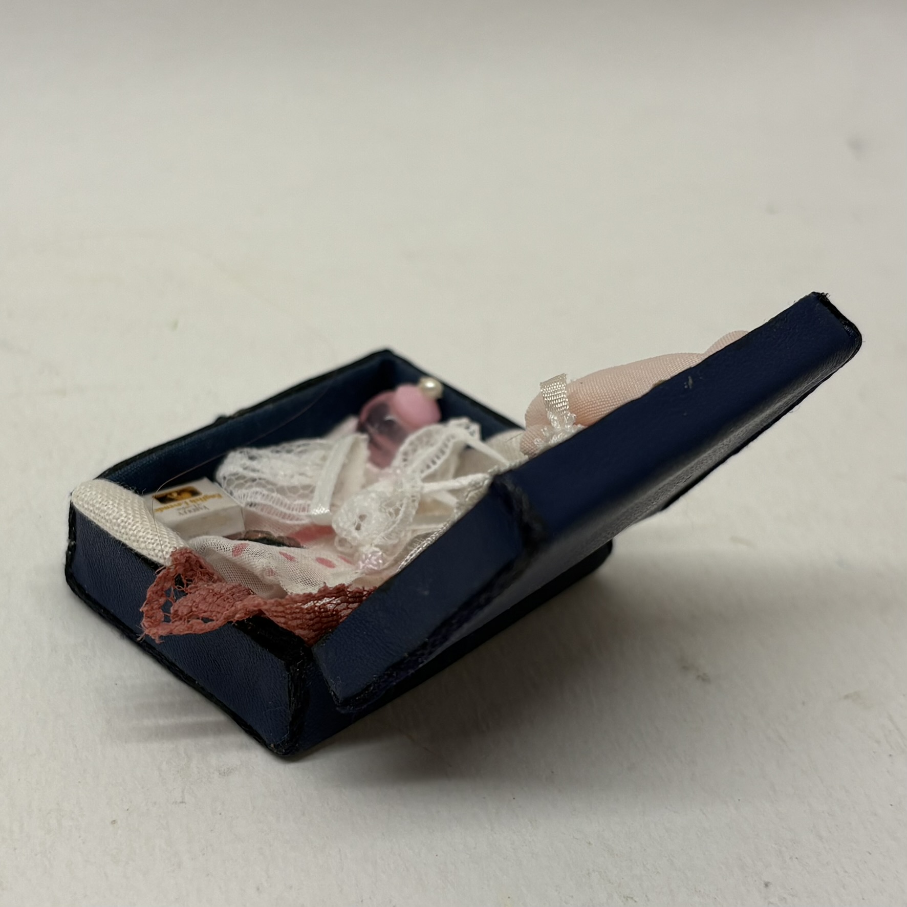 1:12th Scale Dolls House Accessories- Woman's Suitcase, RF05