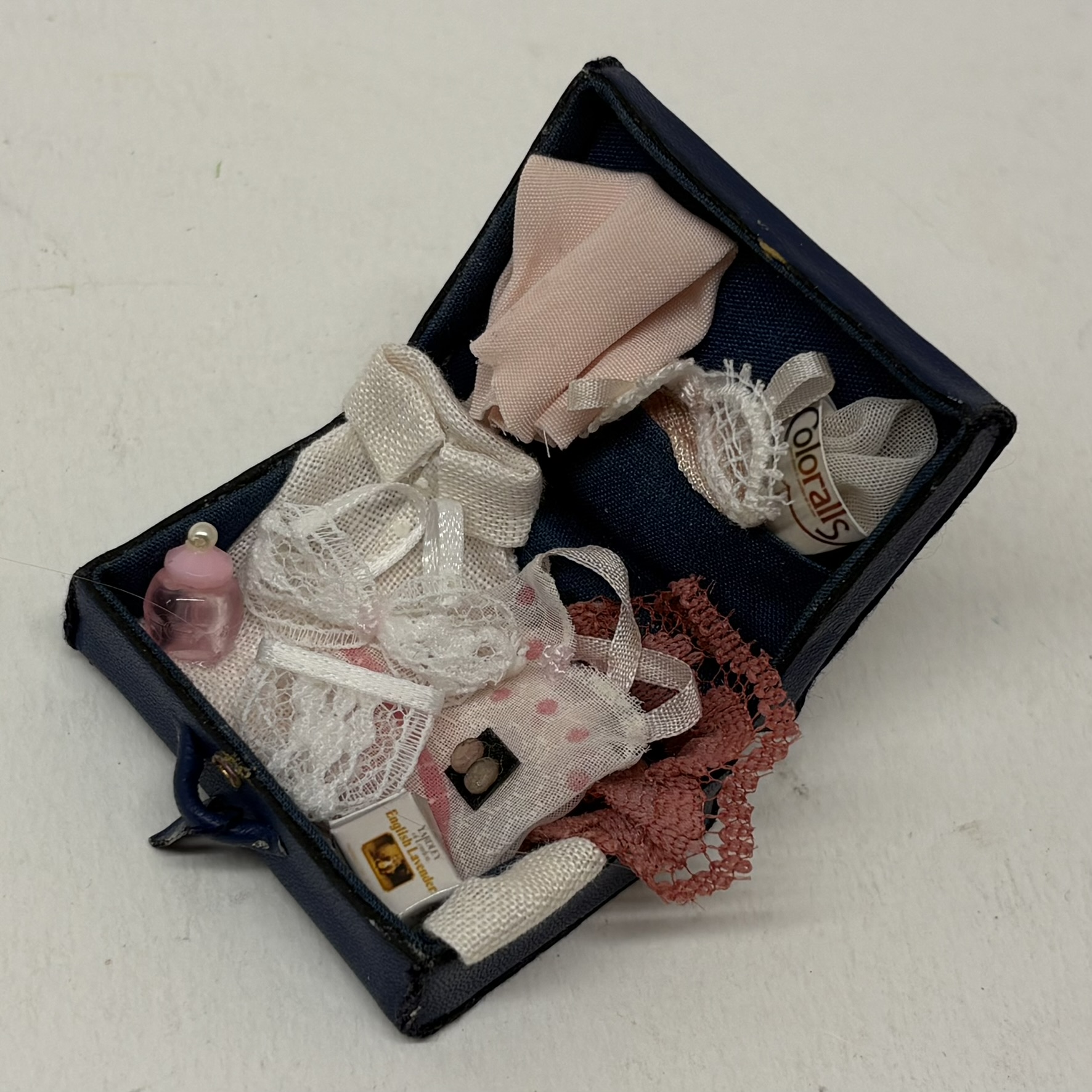 1:12th Scale Dolls House Accessories- Woman's Suitcase, RF05