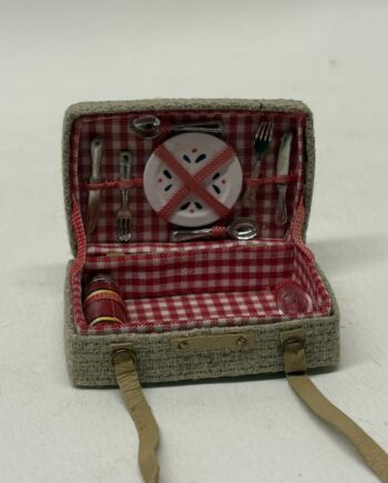 1:12th Scale Dolls House Accessories- Picnic Basket, RF17