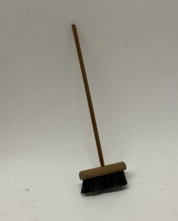 1/12th Scale, Dolls House Miniatures: Broom, PF46