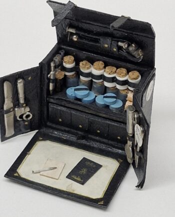 12th Scale   Doctors Case  outstanding detail   CHE39