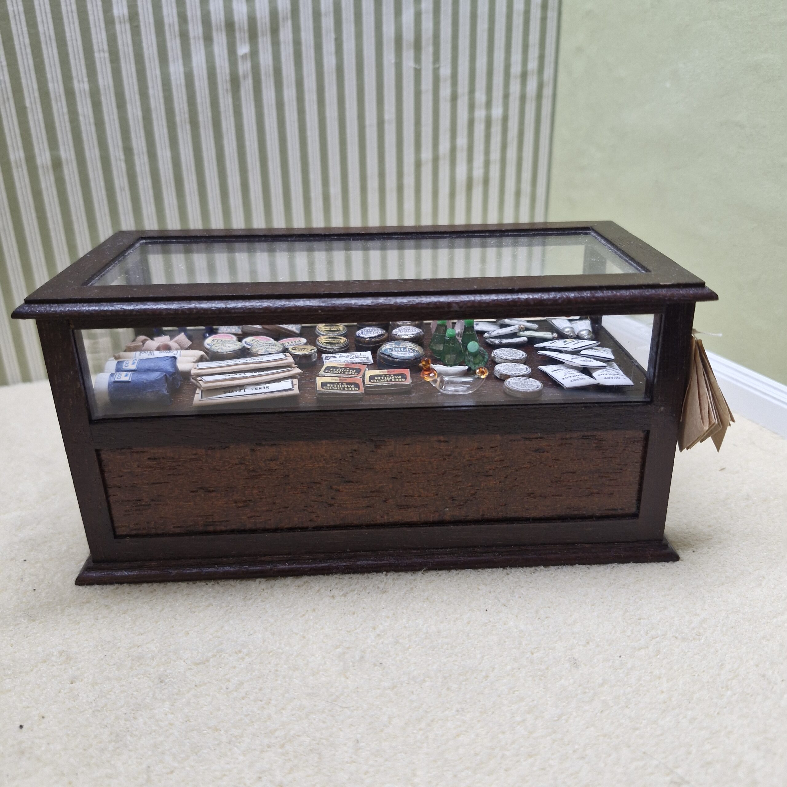 1/12th scale Mahogany Shop Display Counter Quality CHE52