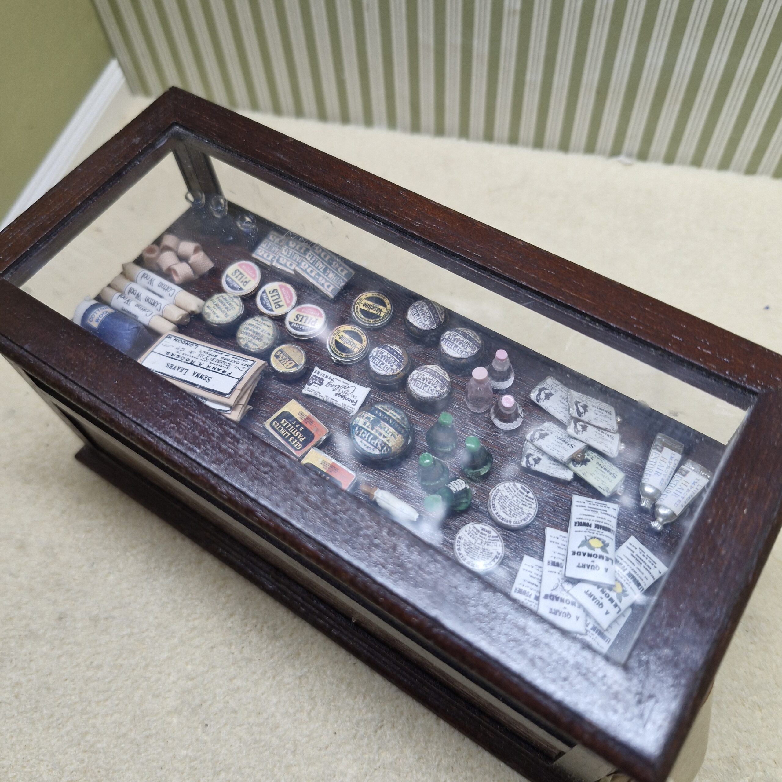 1/12th scale Mahogany Shop Display Counter Quality CHE52