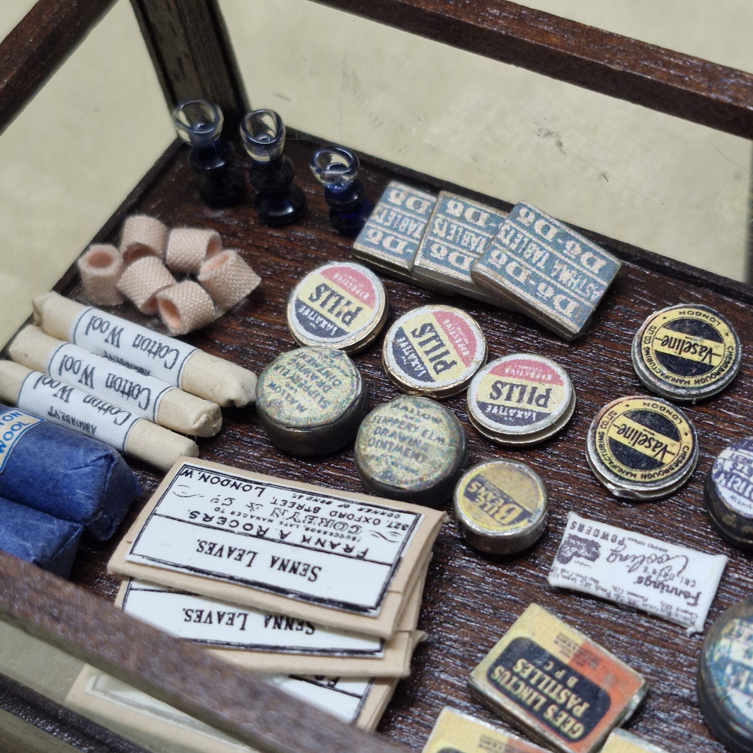 1/12th scale Mahogany Shop Display Counter Quality CHE52