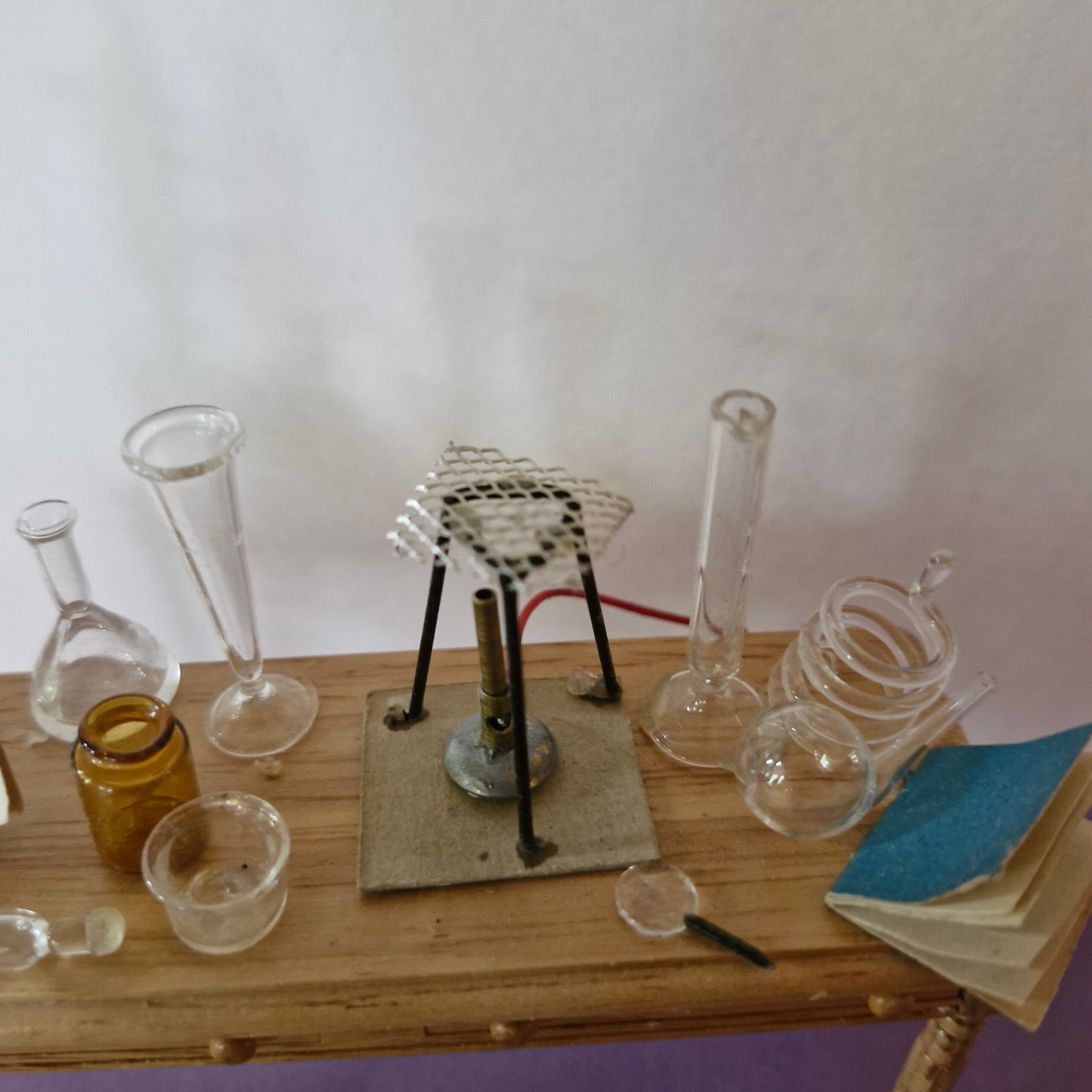 1:12th scale Dolls House Chemist Set with Table Glass by Ray Storey VEF20