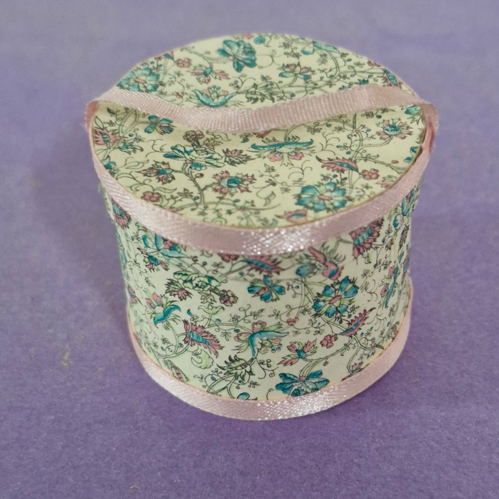 1:12th scale Dolls House Hat Box with Stunning Hat VEF26