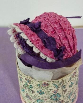 1:12th scale Dolls House  Hat Box with Stunning Hat   VEF26