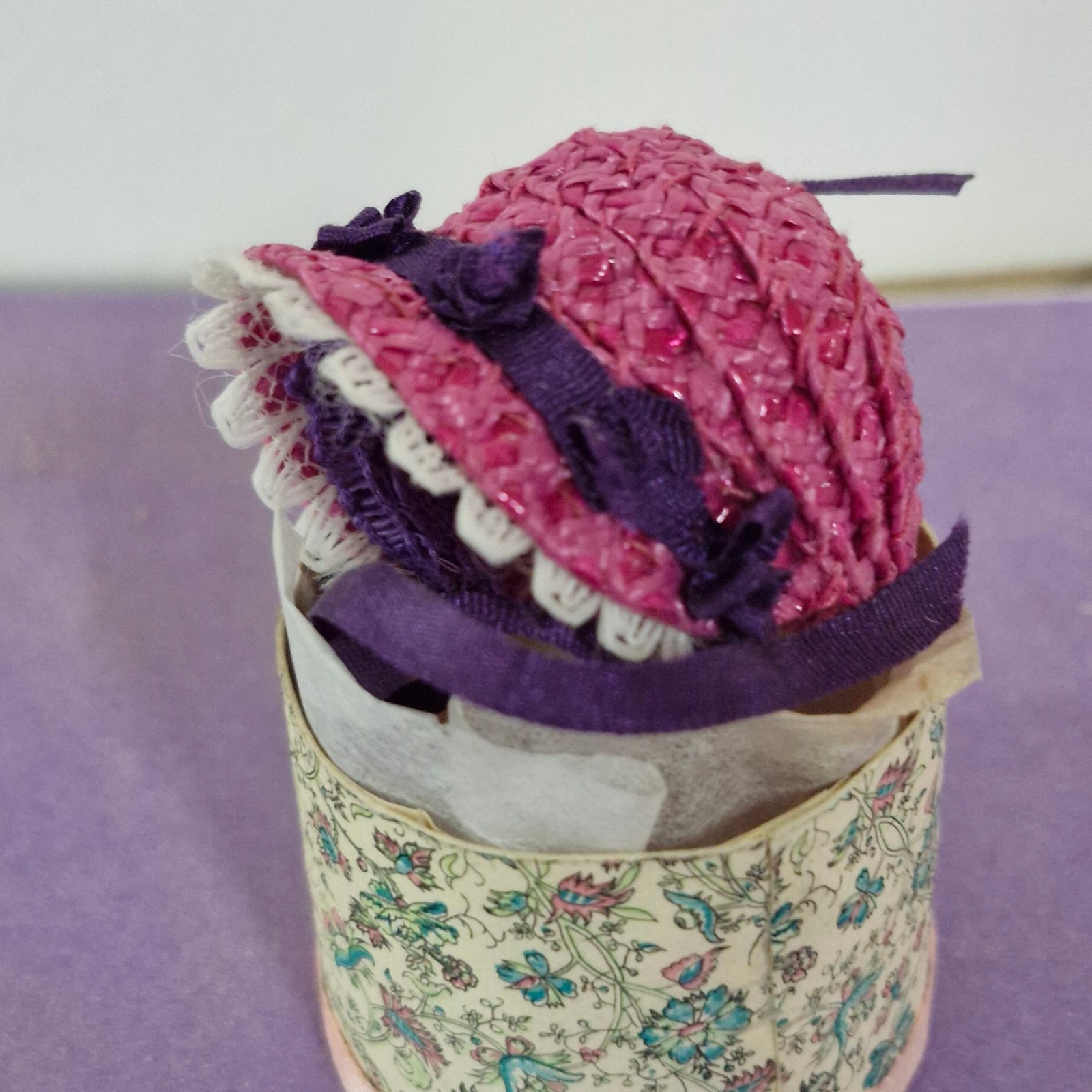 1:12th scale Dolls House Hat Box with Stunning Hat VEF26