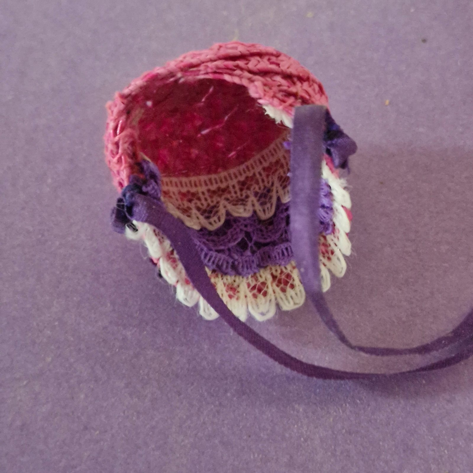 1:12th scale Dolls House Hat Box with Stunning Hat VEF26