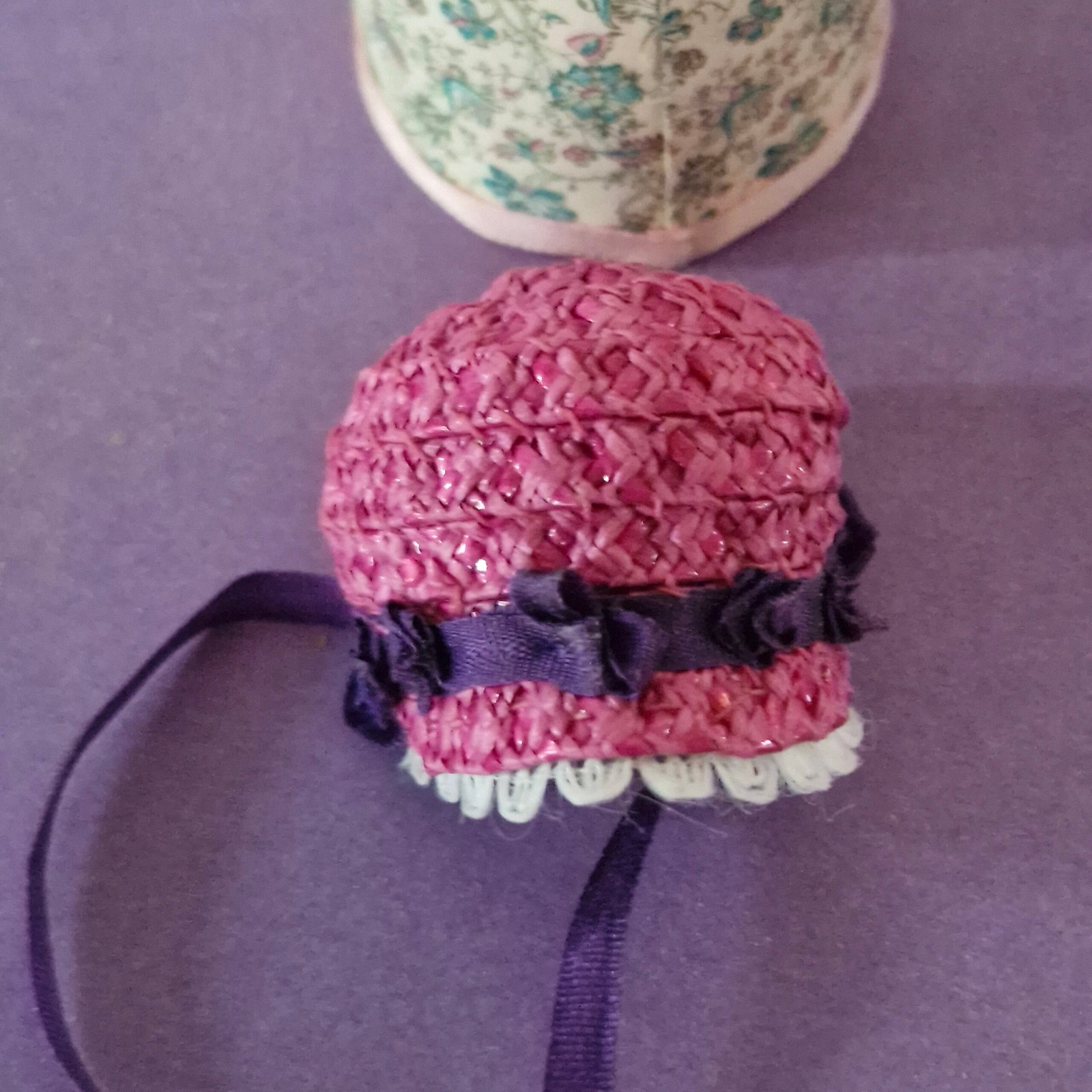 1:12th scale Dolls House Hat Box with Stunning Hat VEF26