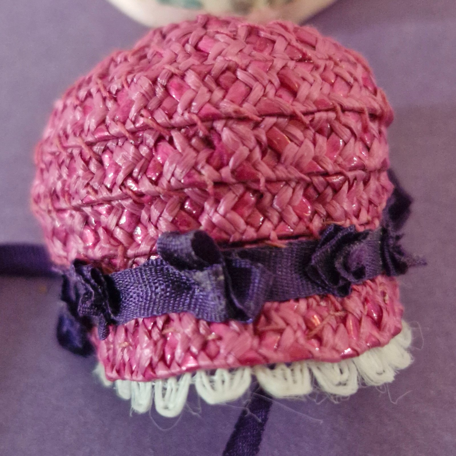 1:12th scale Dolls House Hat Box with Stunning Hat VEF26