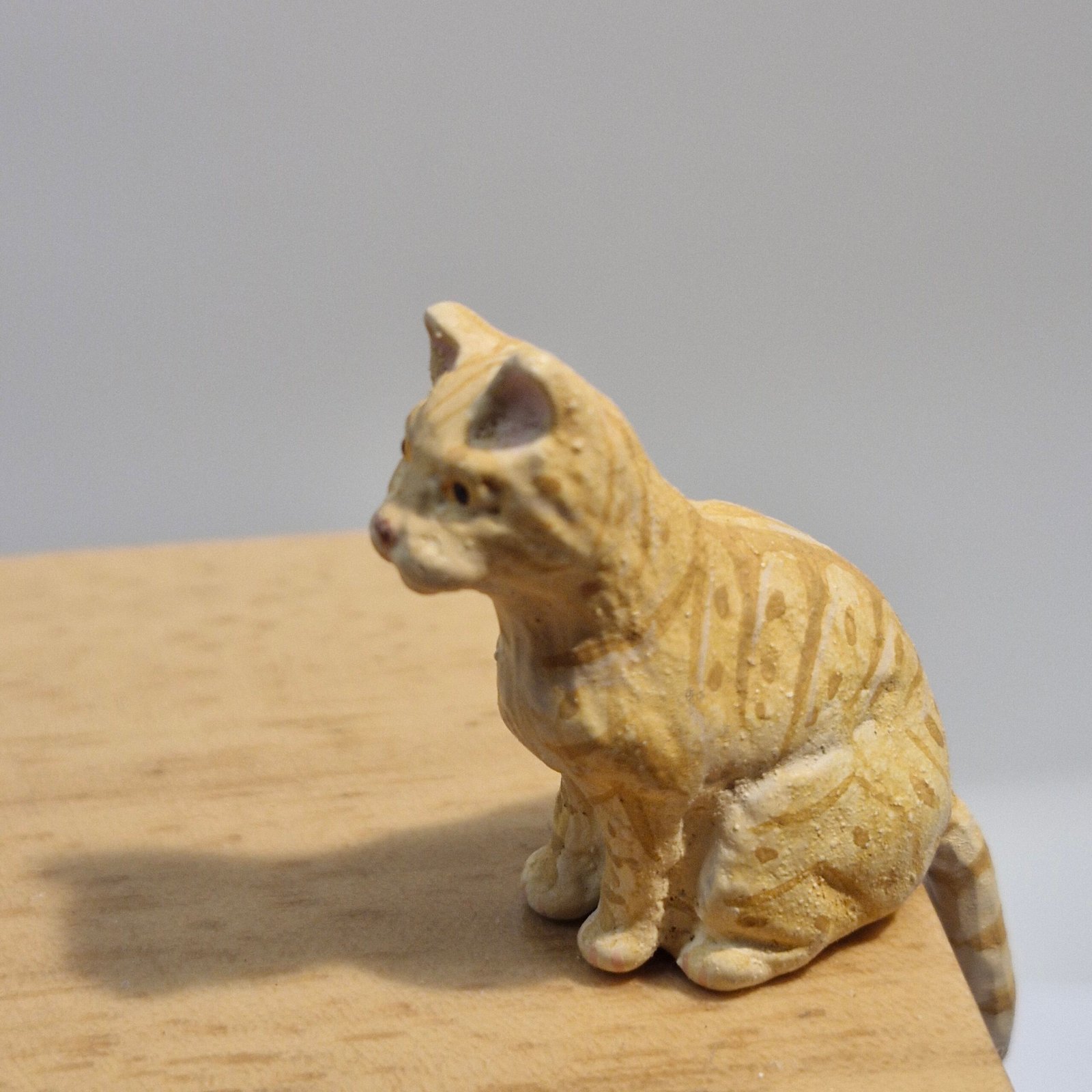 1:12th scale Dolls House Cat Sitting VEF44