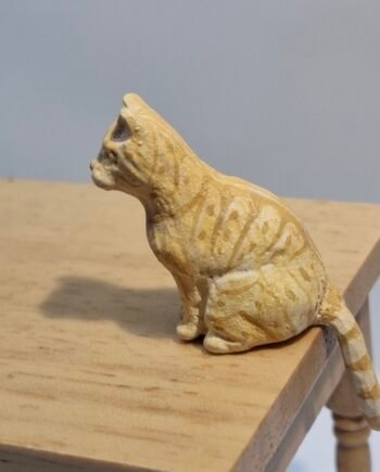 1:12th scale Dolls House  Cat  Sitting     VEF44