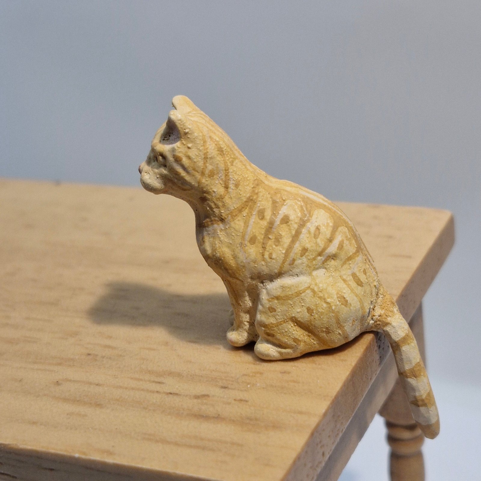 1:12th scale Dolls House Cat Sitting VEF44
