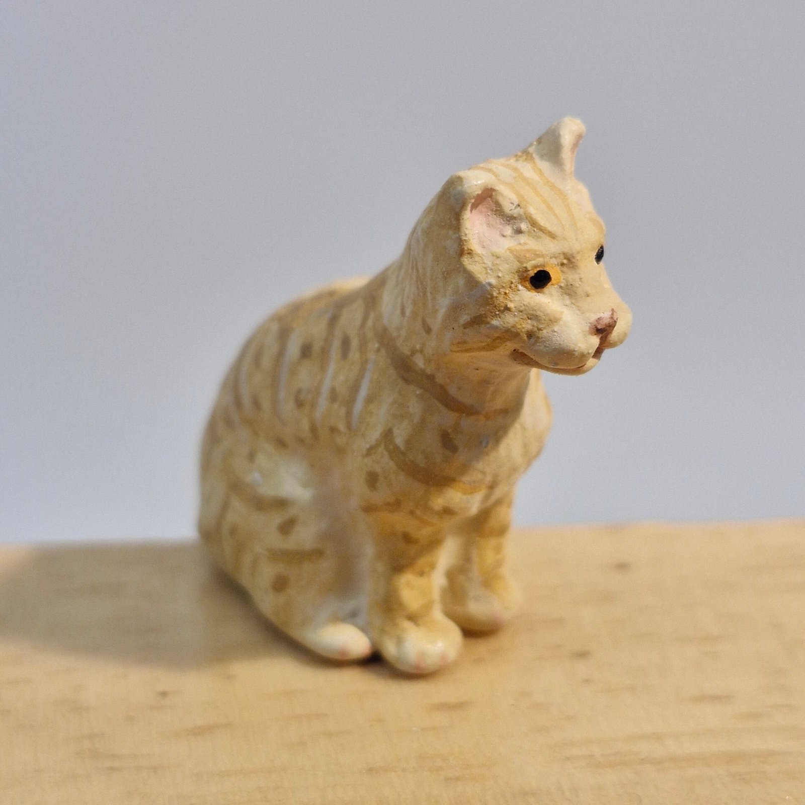 1:12th scale Dolls House Cat Sitting VEF44
