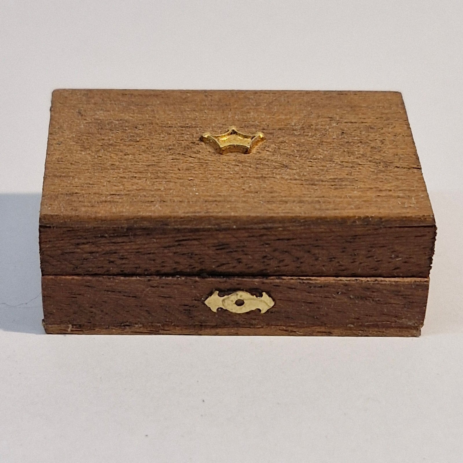1:12th scale Dolls House Wooden Box VEF41