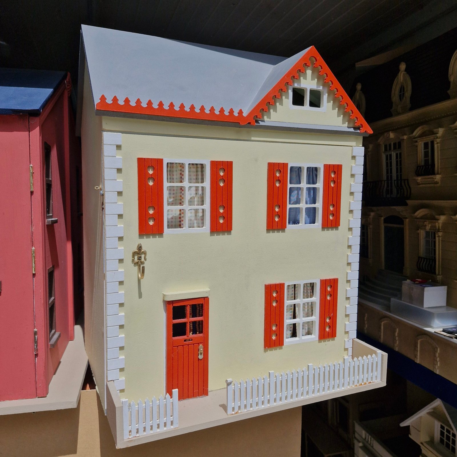 1:12 Scale 4 room small House Ready made Decorated Pre owned HN304