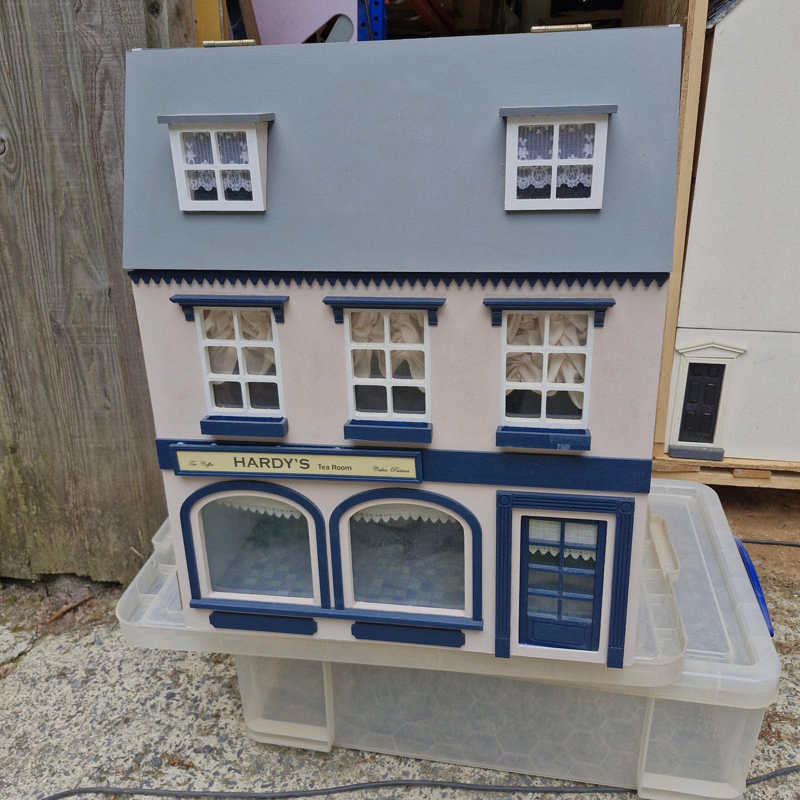 1:12 Large Shop plus 3 rooms preowned HN302