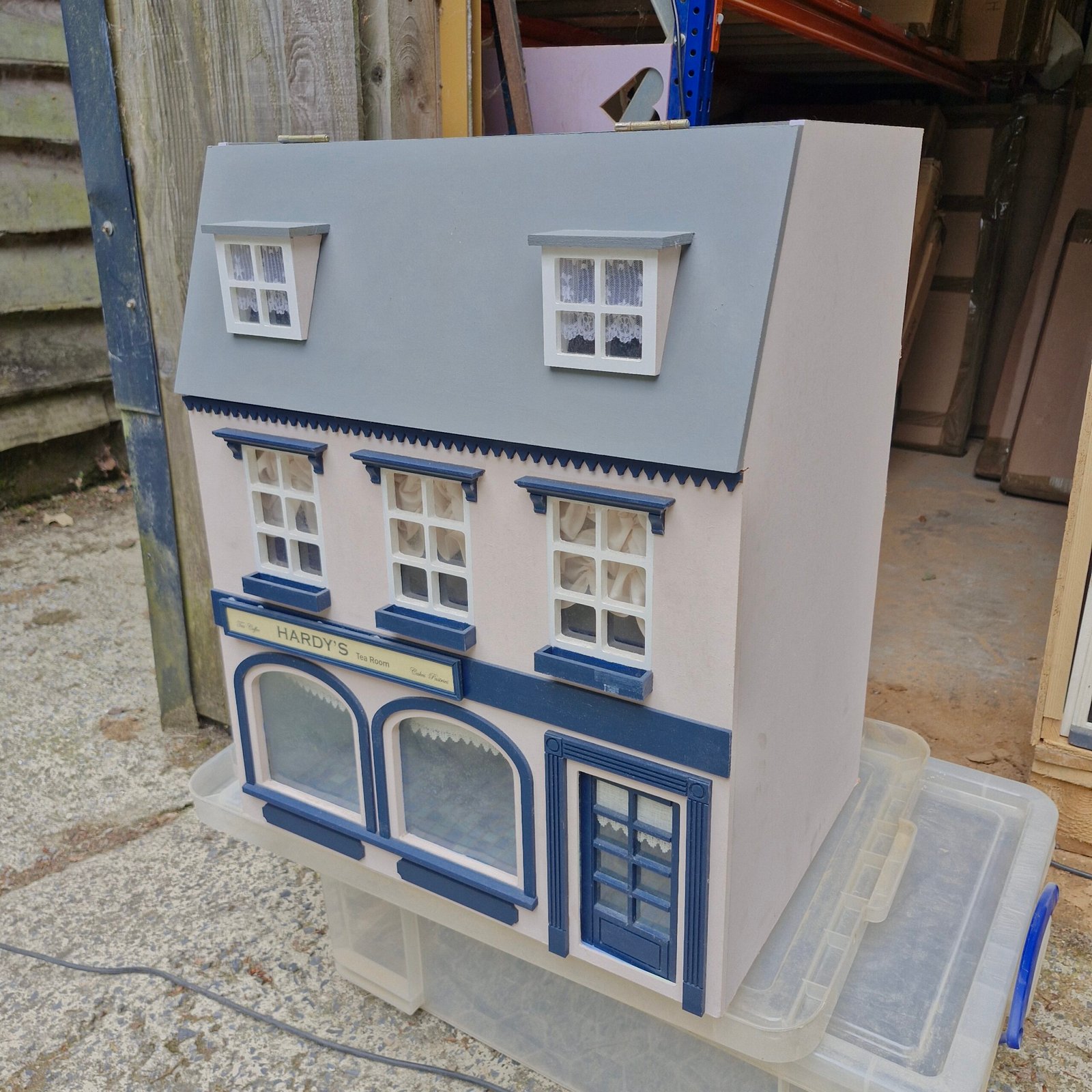 1:12 Large Shop plus 3 rooms preowned HN302