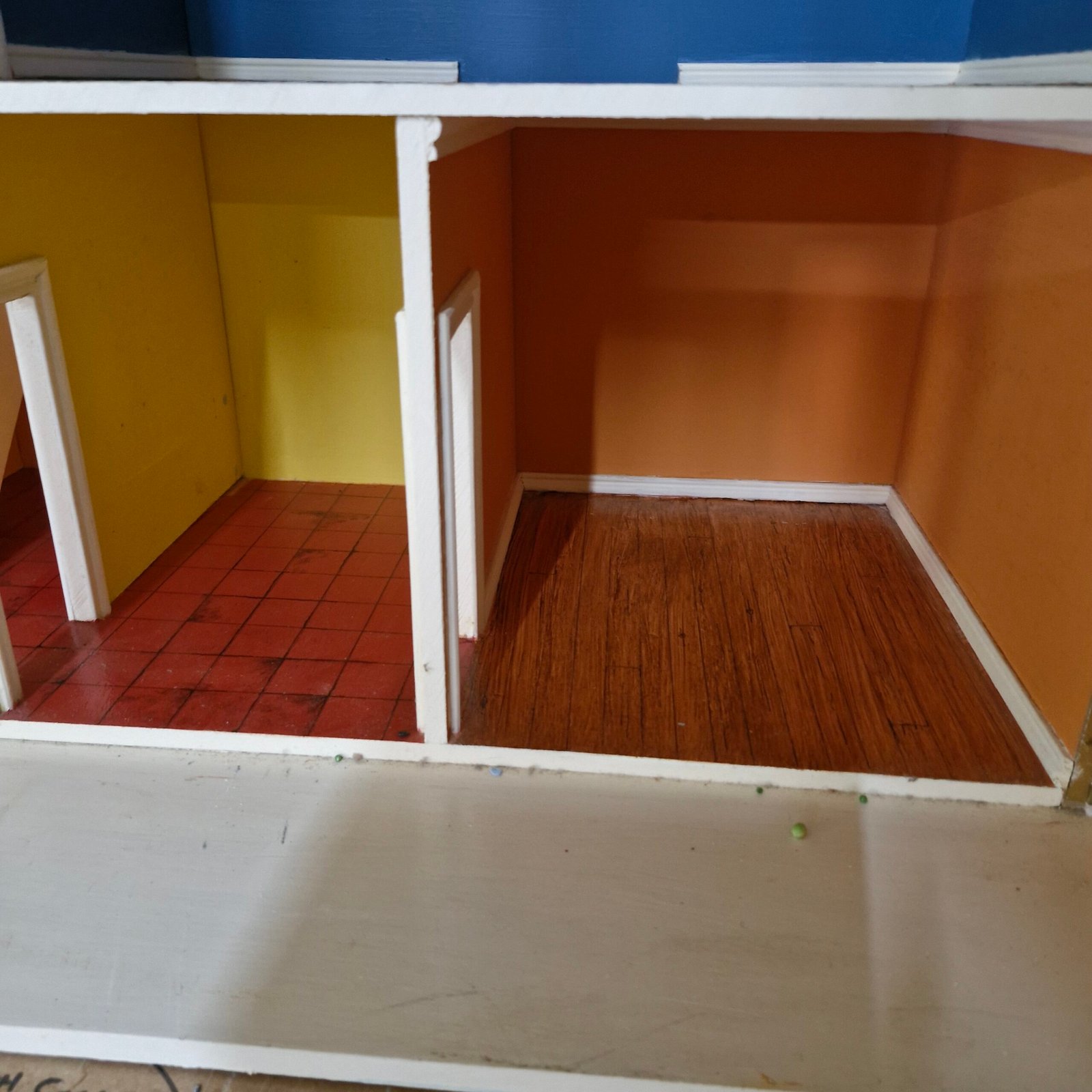 1:12 Scale 11 room Tall House Ready made Decorated 1999 HN309