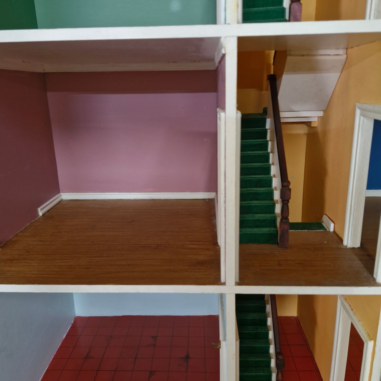 1:12 Scale 11 room Tall House Ready made Decorated 1999 HN309