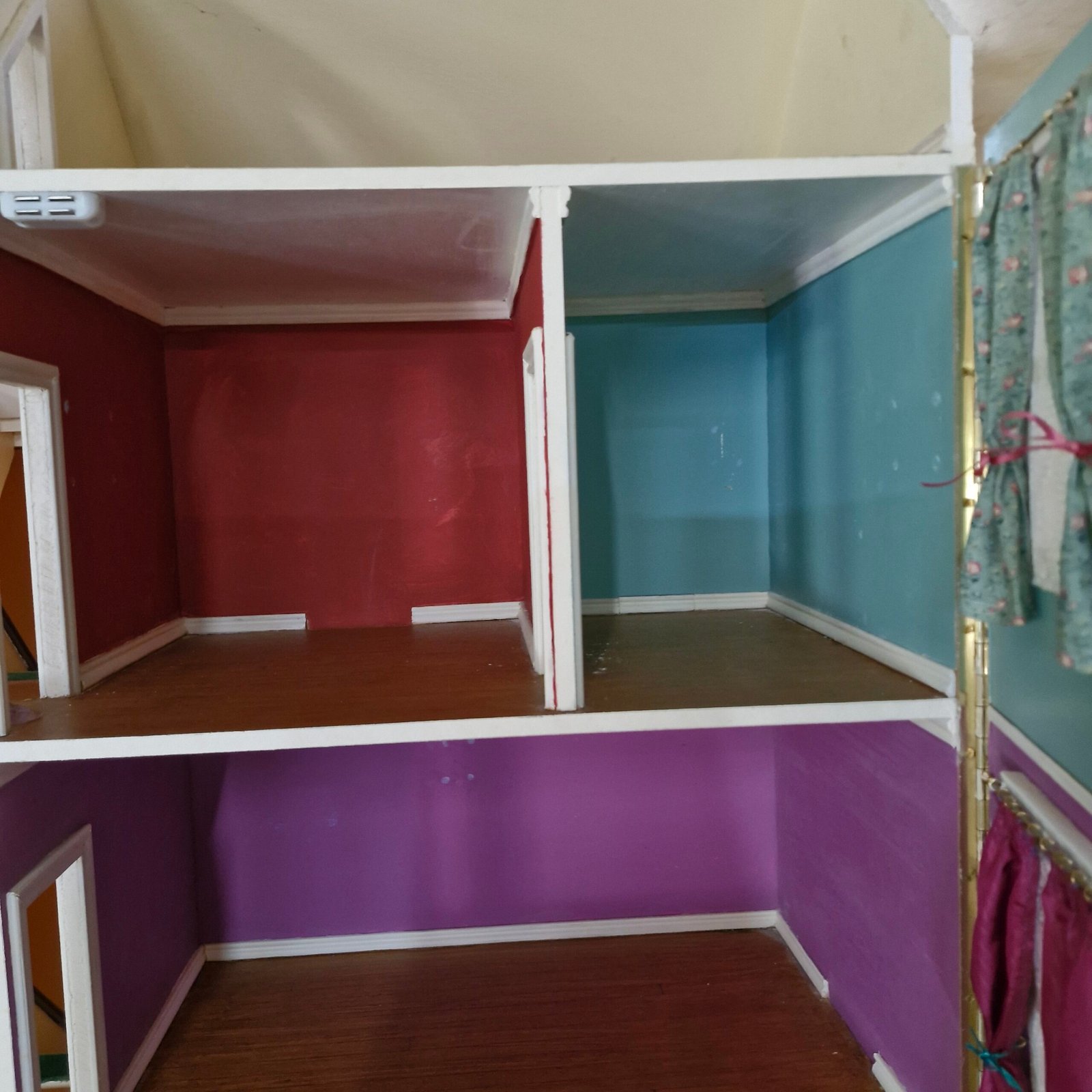 1:12 Scale 11 room Tall House Ready made Decorated 1999 HN309