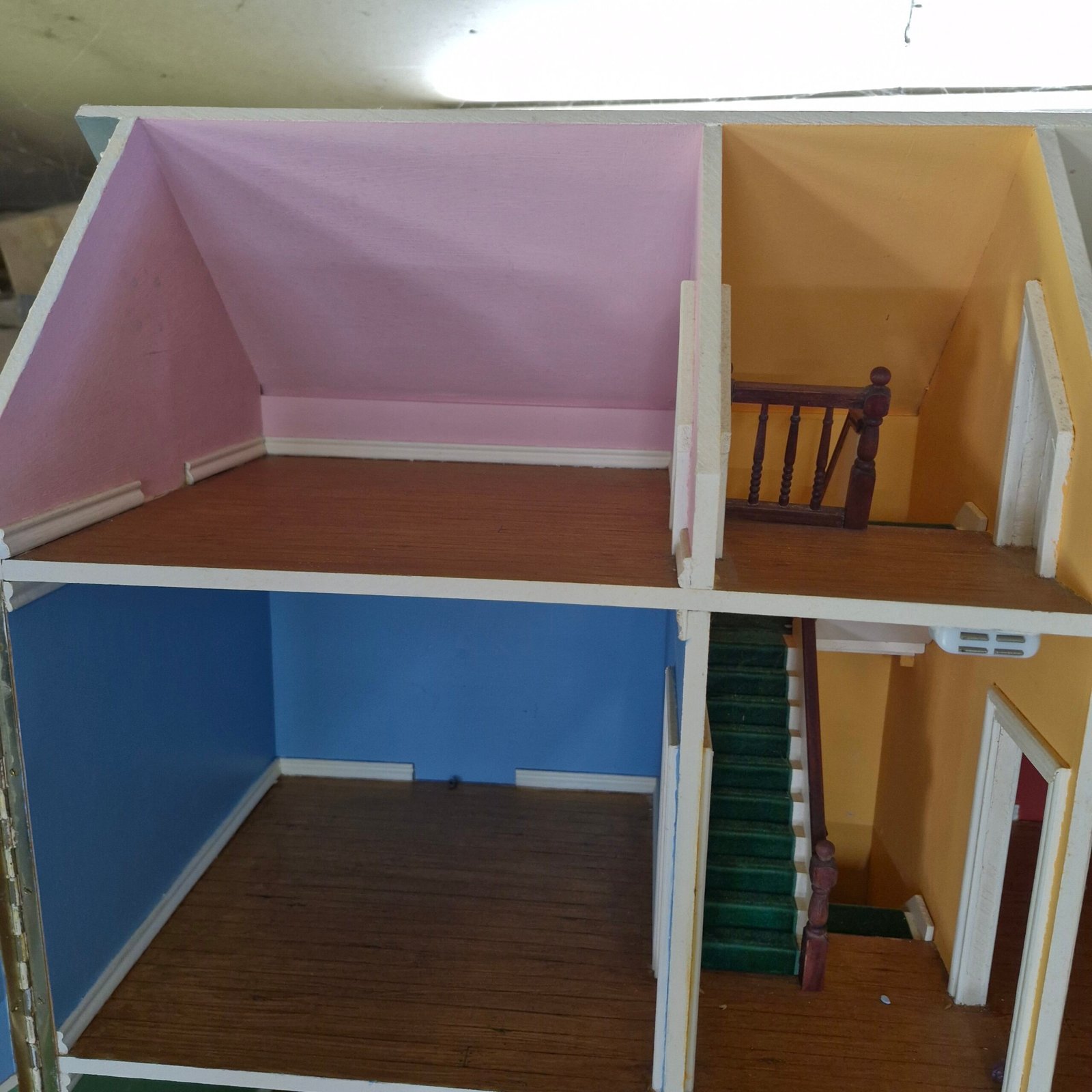 1:12 Scale 11 room Tall House Ready made Decorated 1999 HN309