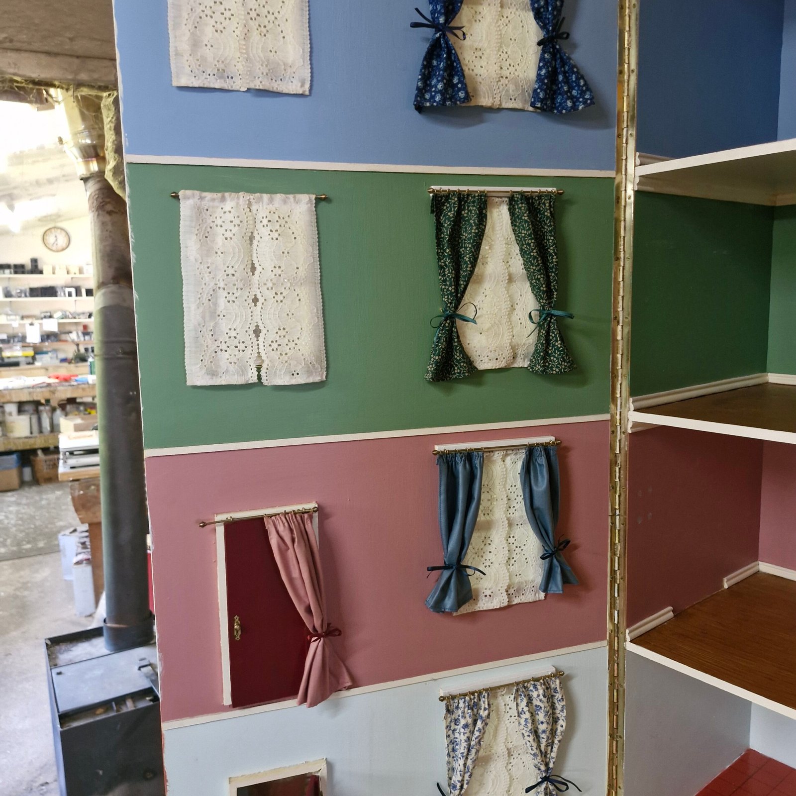 1:12 Scale 11 room Tall House Ready made Decorated 1999 HN309