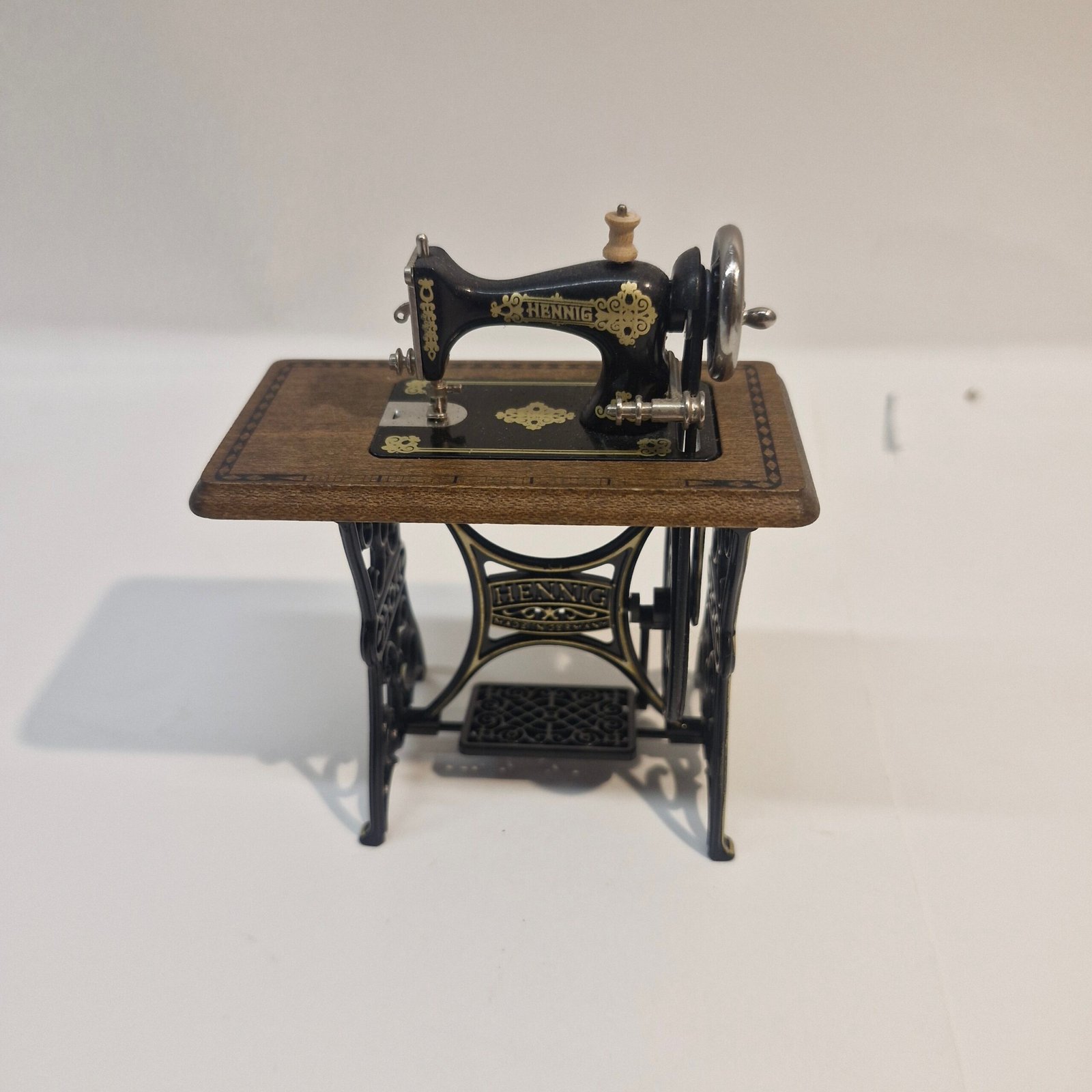 1:12th scale Dolls House, Sewing Machine on Stand By Bodo Hennig VEF73