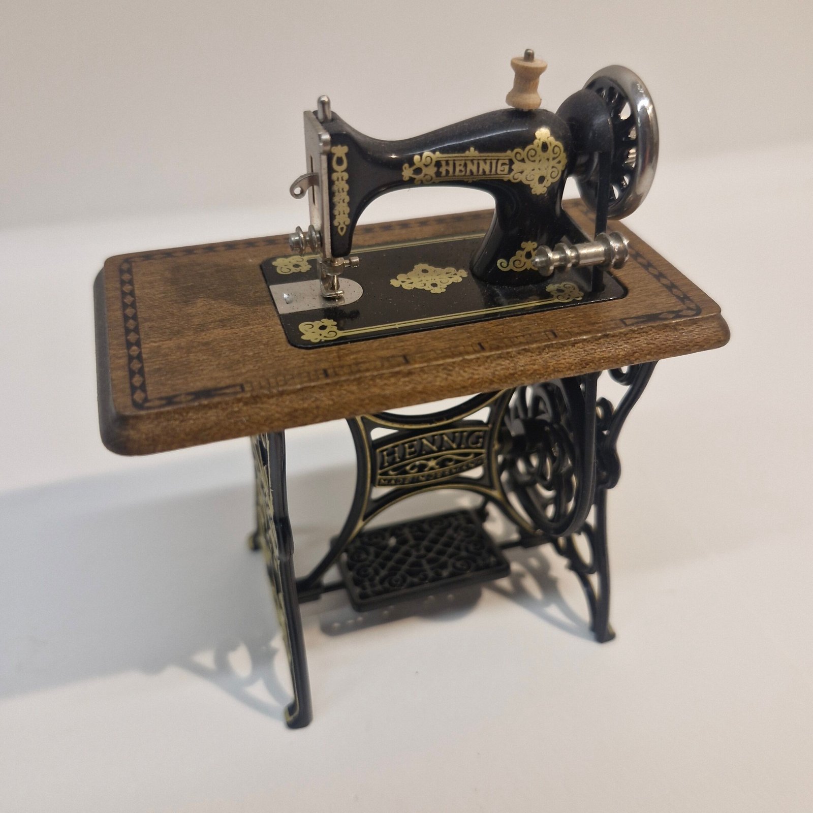 1:12th scale Dolls House, Sewing Machine on Stand By Bodo Hennig VEF73