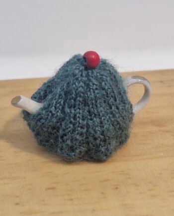 12th scale Dolls House Tea Pot with Cosy  Quality    VIN109