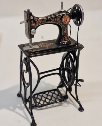 1:12th scale Dolls House, Very Finely Made Sewing Machine.  British made    VS04