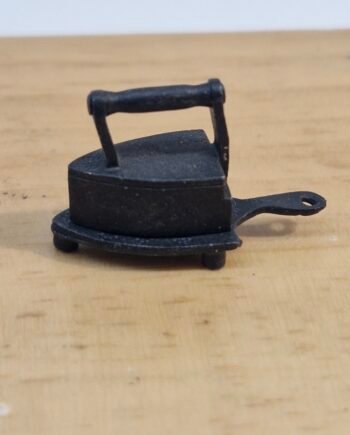 Doll House, 12th scale,     Black Iron with Stand     VS21