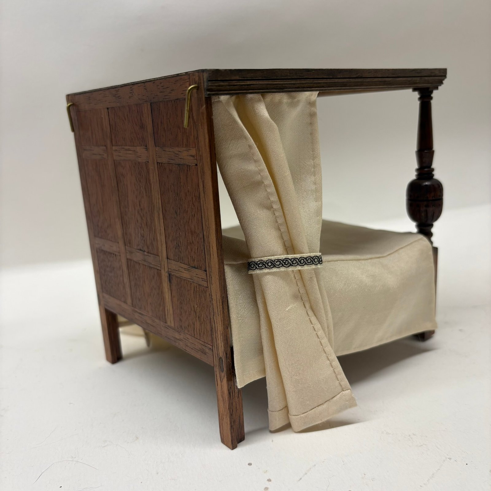 1:12th scale Dolls House- Tudor Bed, VEF05