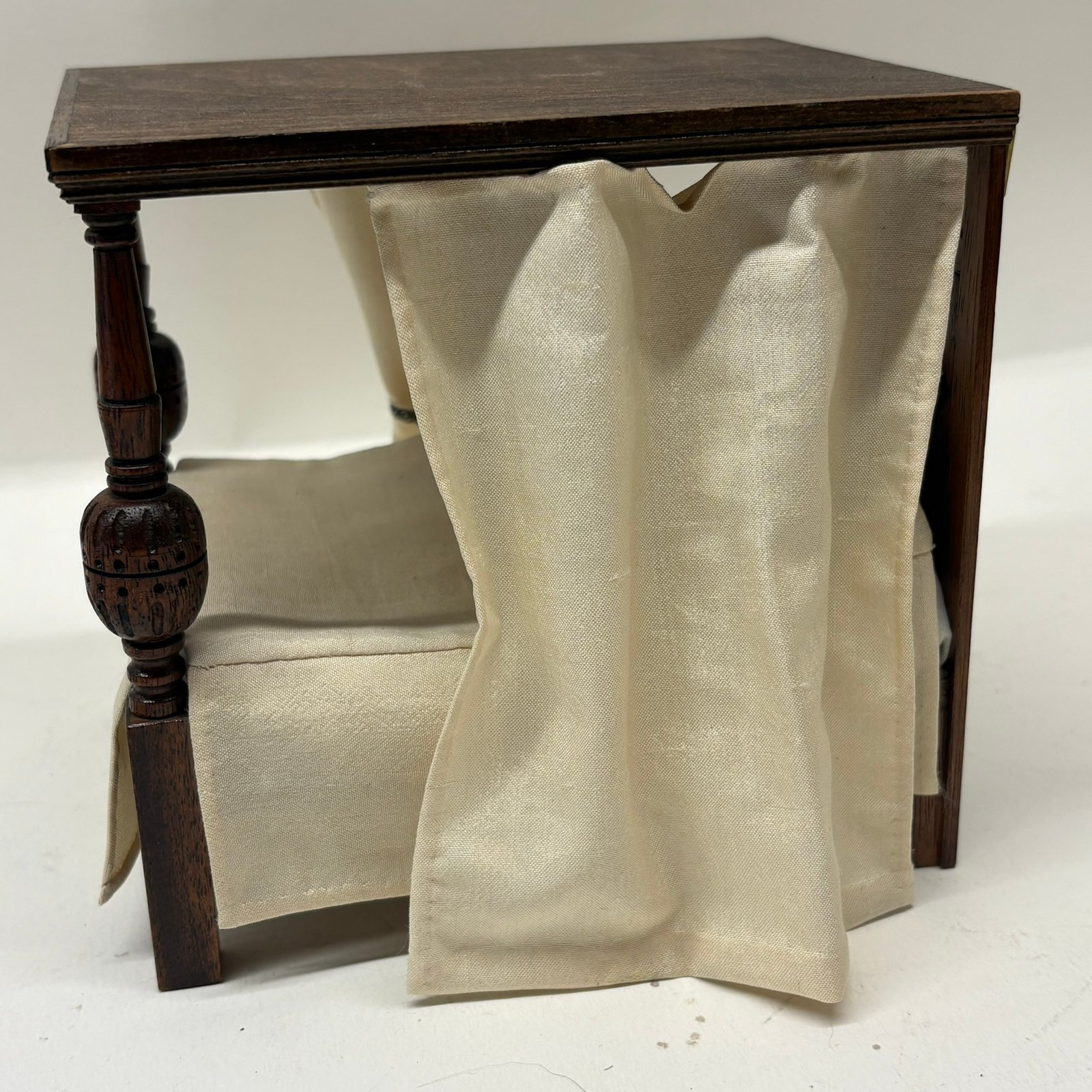 1:12th scale Dolls House- Tudor Bed, VEF05