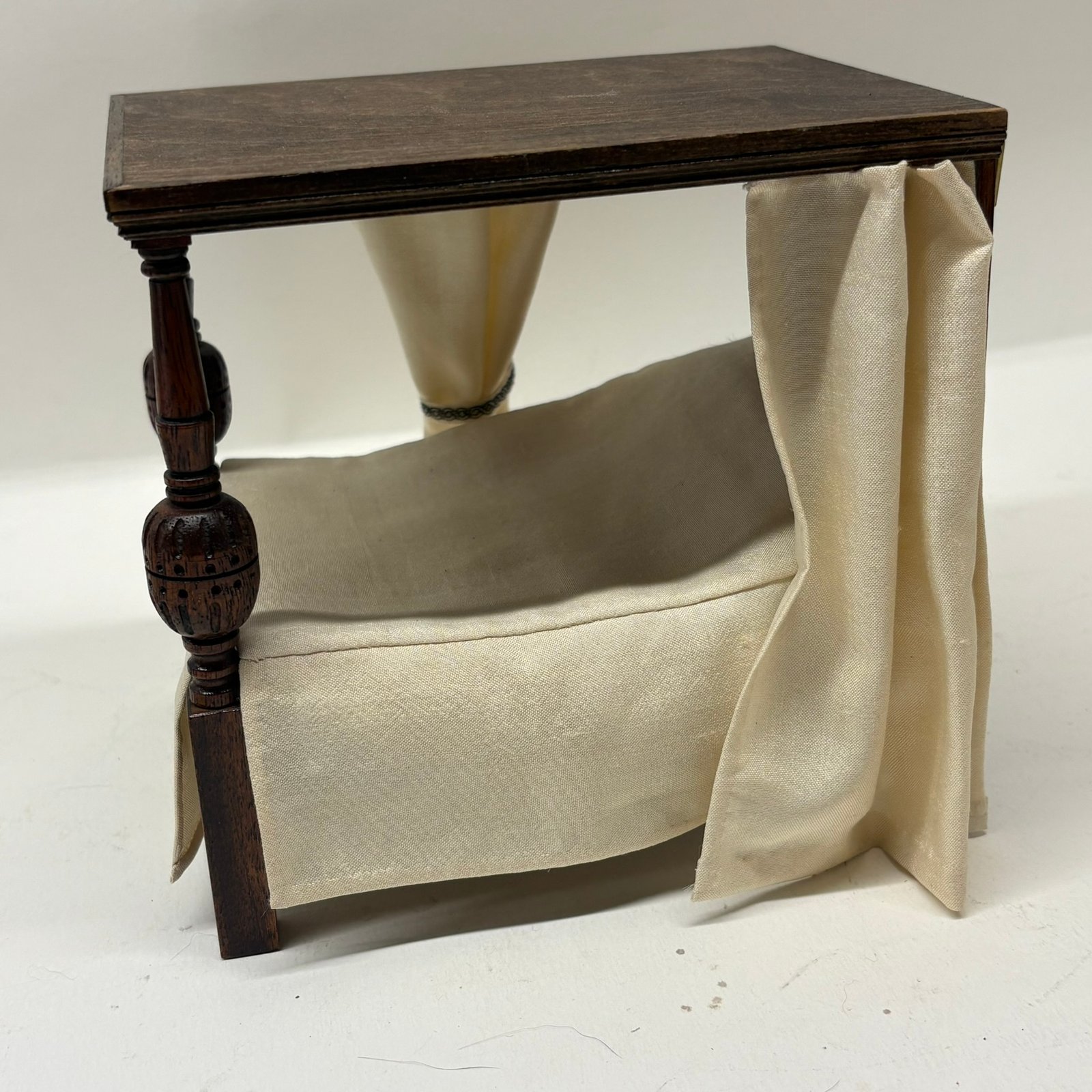 1:12th scale Dolls House- Tudor Bed, VEF05