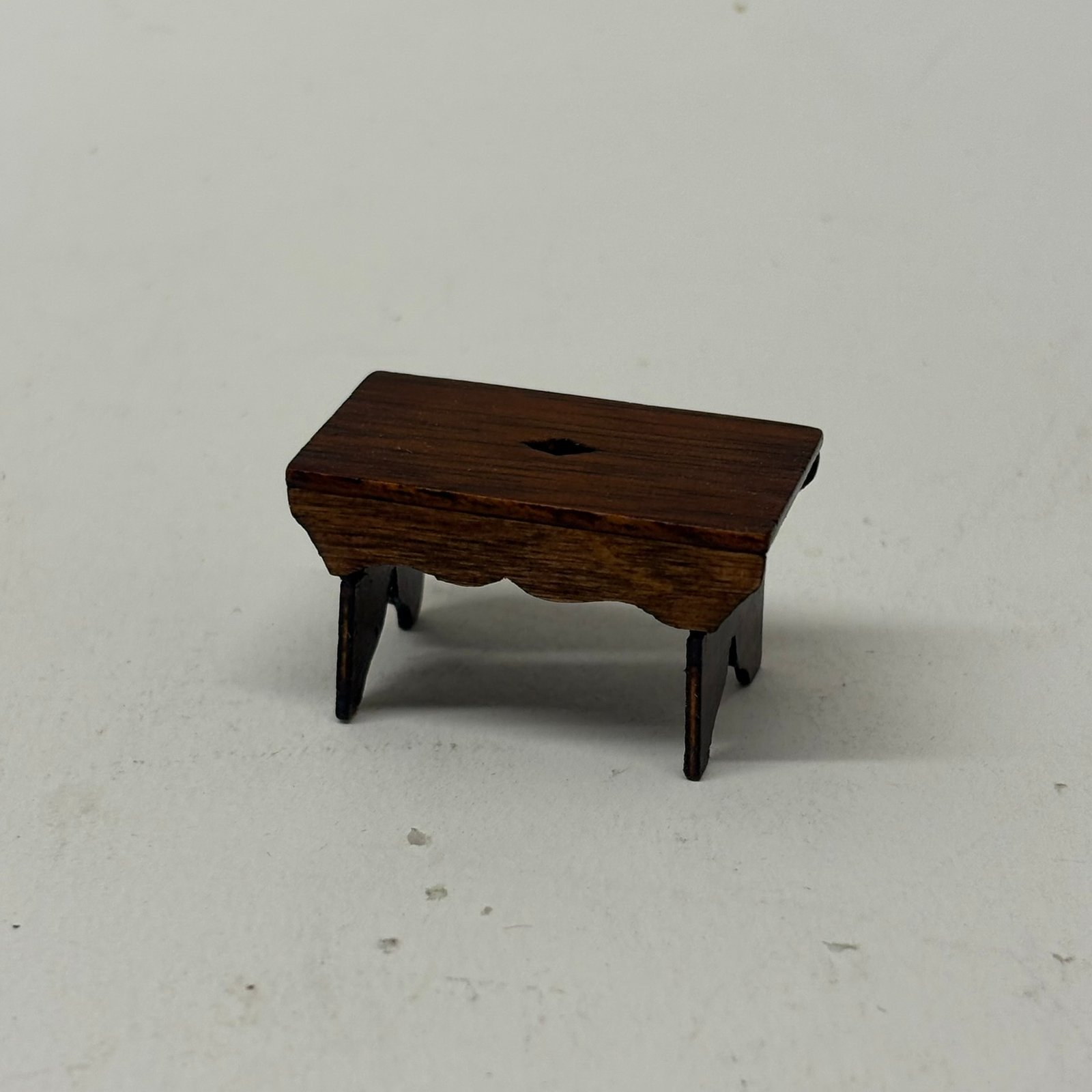 1:12th scale Dolls House- Fine Wooden Stool, VEF08