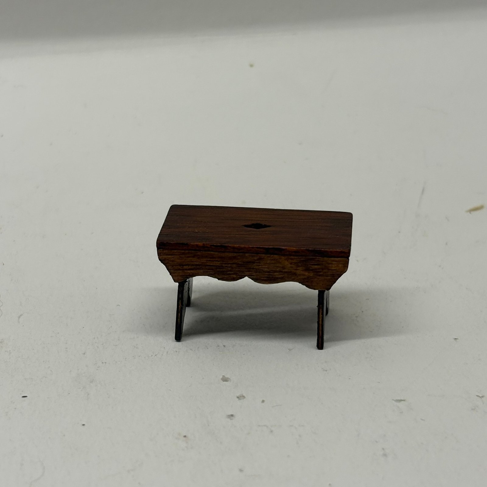 1:12th scale Dolls House- Fine Wooden Stool, VEF08