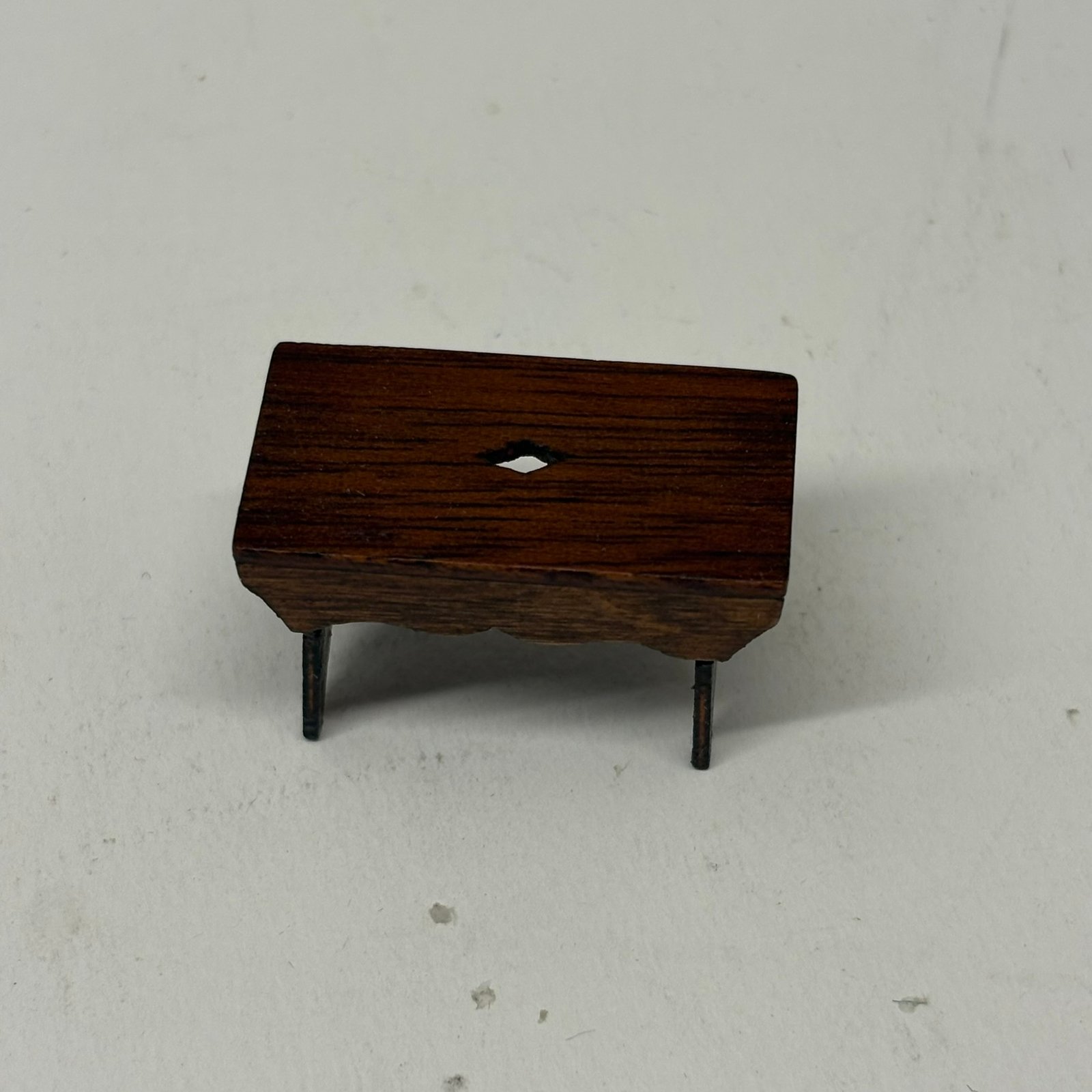1:12th scale Dolls House- Fine Wooden Stool, VEF08