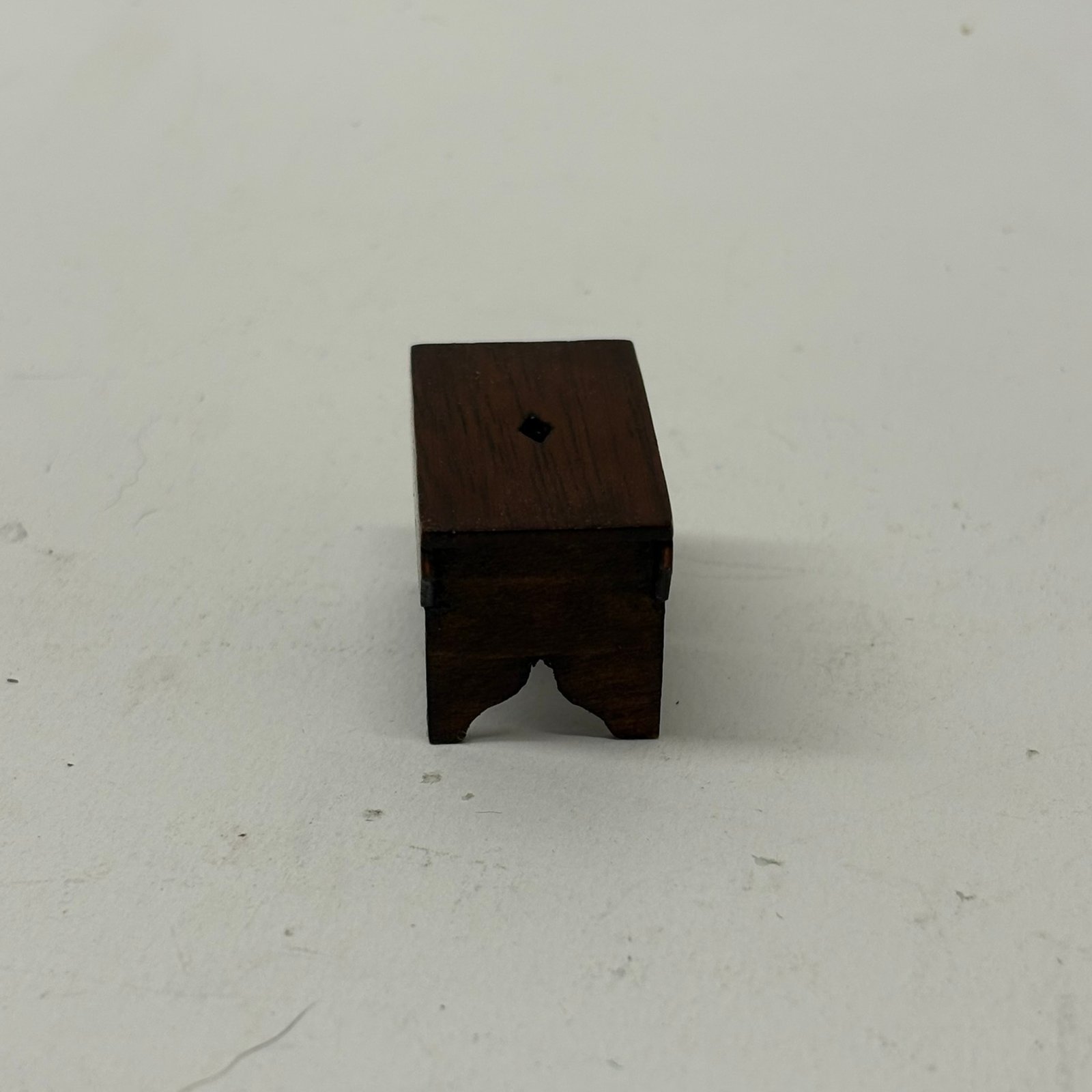 1:12th scale Dolls House- Fine Wooden Stool, VEF08