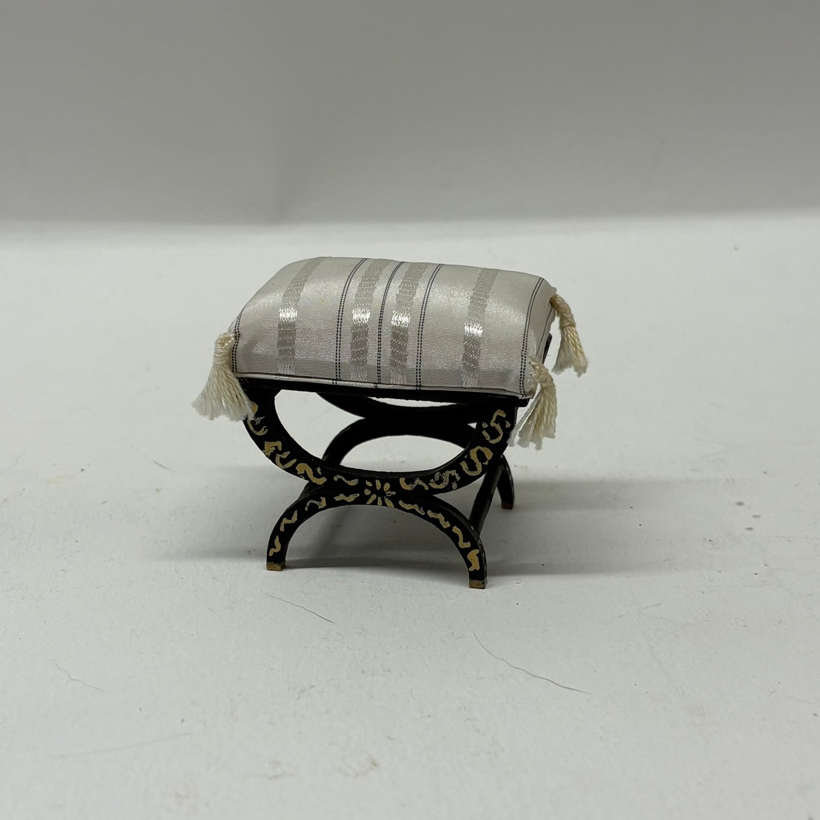 1:12th scale Dolls House Furniture- Padded Stool, VEF14